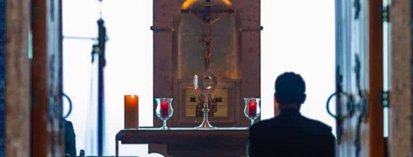 man praying to an altar with the cross of jesus and order of salvation